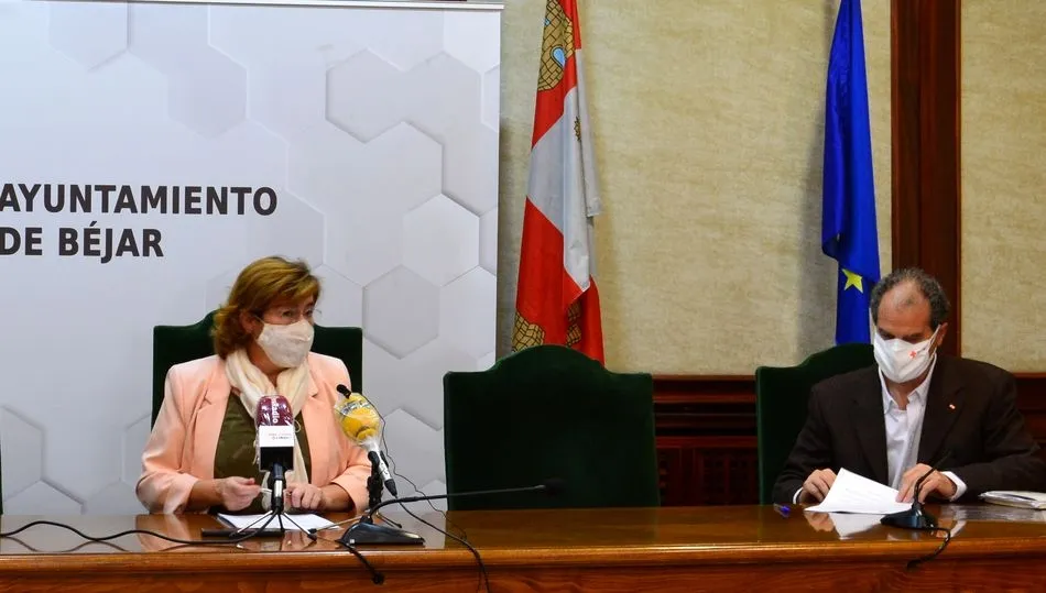 Mª Elena Martín, alcaldesa de Béjar y José Ramón Santamaría, presidente de Cruz Roja Béjar