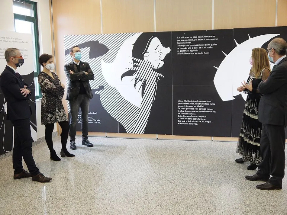 Foto 3 - Visita a la exposici&oacute;n &lsquo;Un beso en la frente&rsquo; sobre violencia de g&eacute;nero que acoge Carbajosa