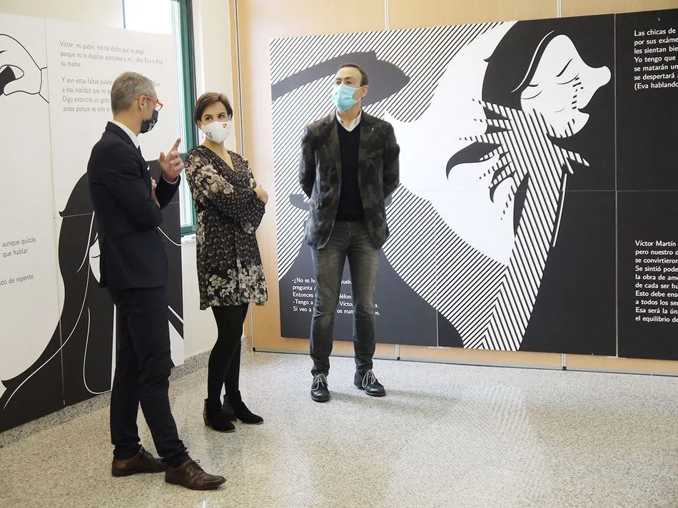 Foto 2 - Visita a la exposici&oacute;n &lsquo;Un beso en la frente&rsquo; sobre violencia de g&eacute;nero que acoge Carbajosa