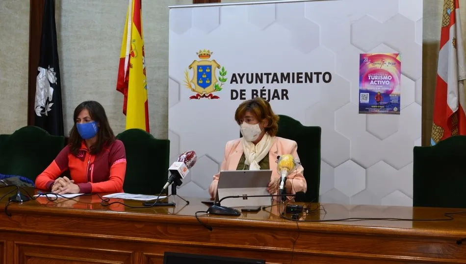 De i. a d. Mercedes Sánchez, técnica de Media Montaña y Elena Martín, alcaldesa de Béjar