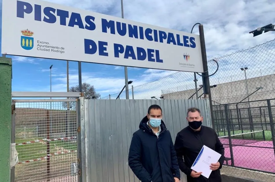 Las pistas municipales de pádel renuevan sus horarios y ya se podrá jugar fines de semana y...