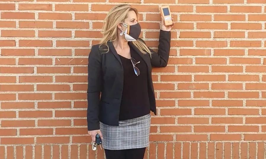 Marta Vergara, una de las integrantes de este grupo de madres de Doñinos de Salamanca, con el medidor de CO2 que han comprado