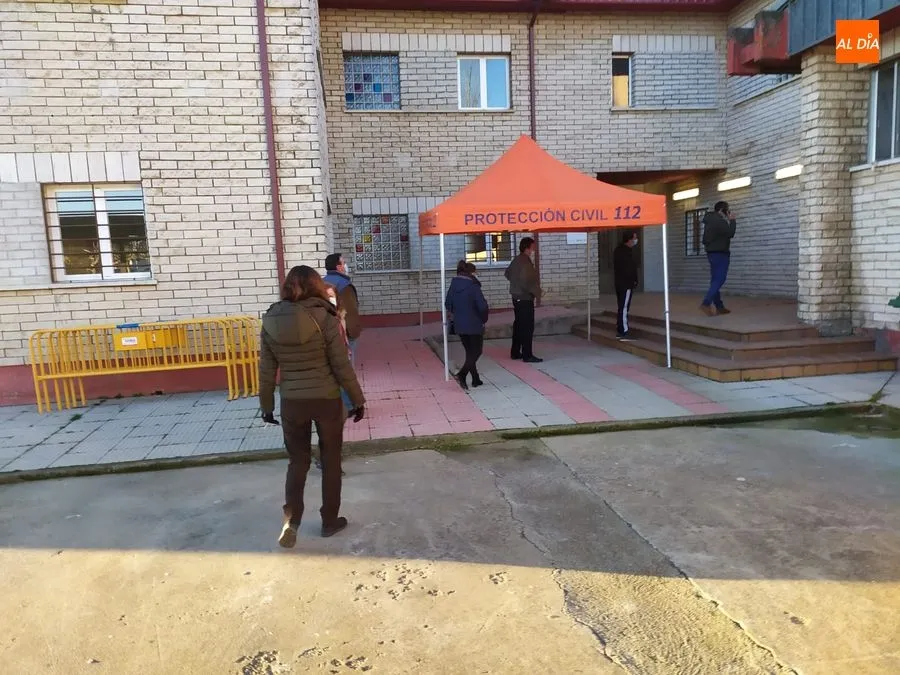 Foto 4 - Buena respuesta de los vecinos al cribado masivo en Guijuelo que continuar&aacute; el viernes