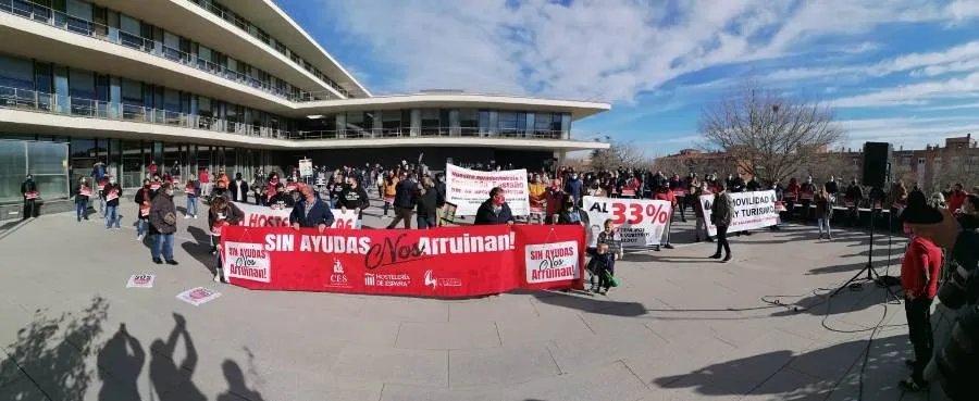 Concentración de hosteleros salmantinos junto a la delegación de la Junta en Salamanca. Foto de Lydia González