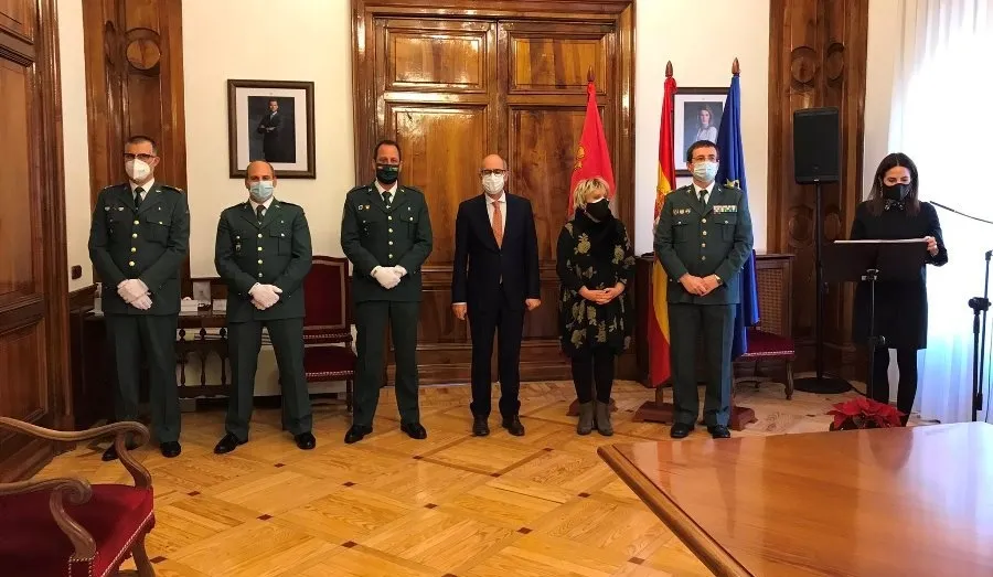 Foto 3 - Cruces de la Orden del M&eacute;rito Civil para tres integrantes de la Guardia Civil