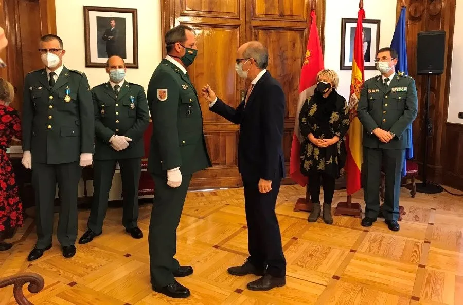Foto 2 - Cruces de la Orden del M&eacute;rito Civil para tres integrantes de la Guardia Civil