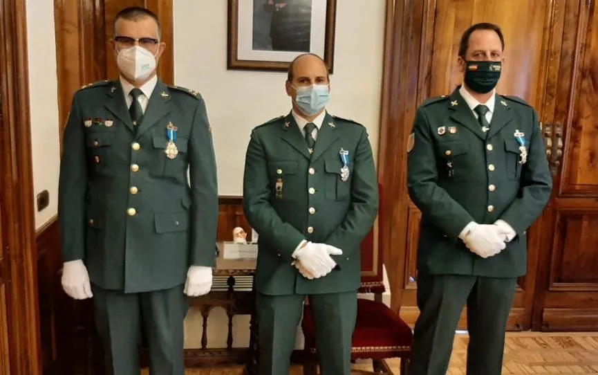 Los tres galardonados: el capitán Jesús Sánchez, el sargento primero Jesús Alberto Hernández y el agente José Ignacio Hernández