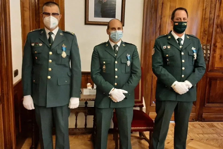Foto 2 - El guardia civil Jos&eacute; Ignacio Hern&aacute;ndez Martin recibe la Cruz de Plata de la Orden del M&eacute;rito...
