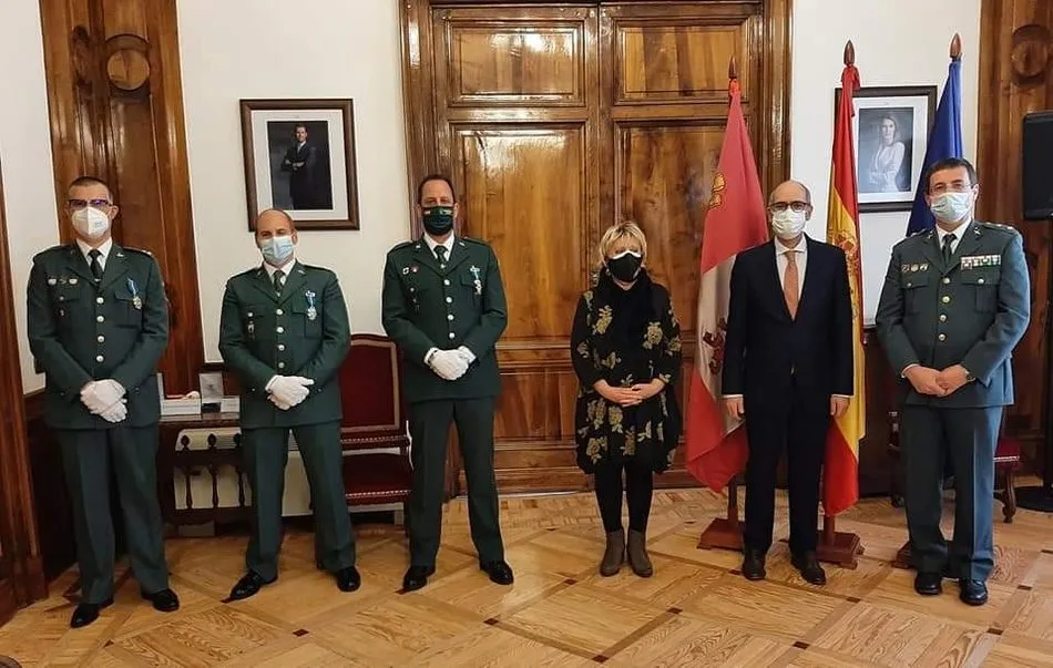 Foto 5 - El guardia civil Jos&eacute; Ignacio Hern&aacute;ndez Martin recibe la Cruz de Plata de la Orden del M&eacute;rito...