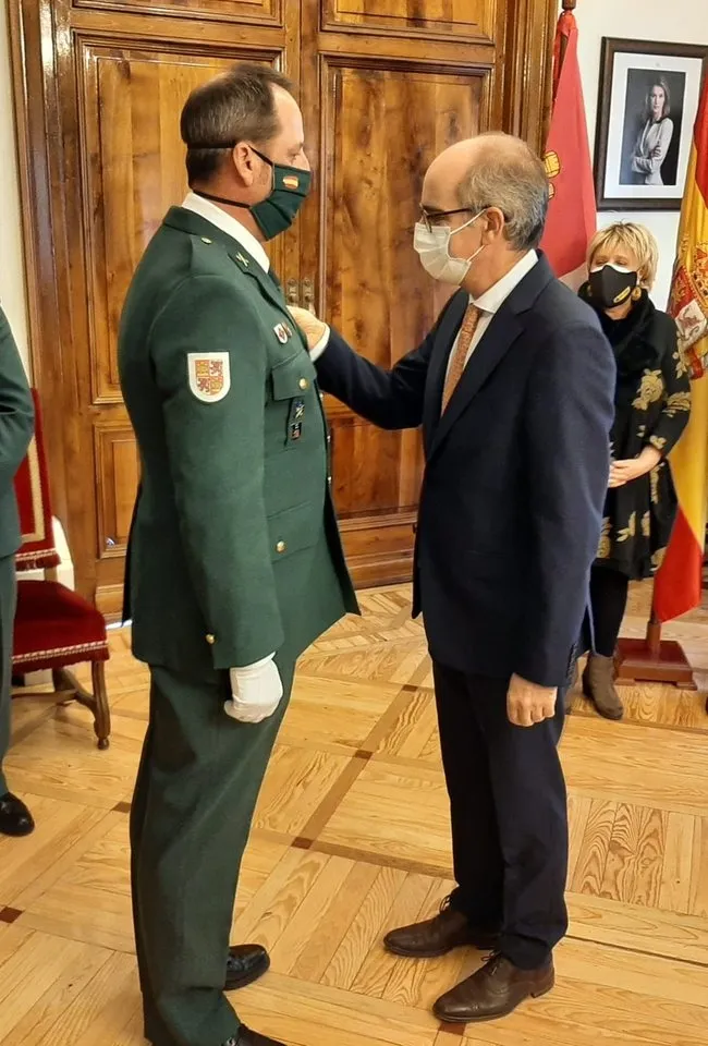 Foto 3 - El guardia civil Jos&eacute; Ignacio Hern&aacute;ndez Martin recibe la Cruz de Plata de la Orden del M&eacute;rito...