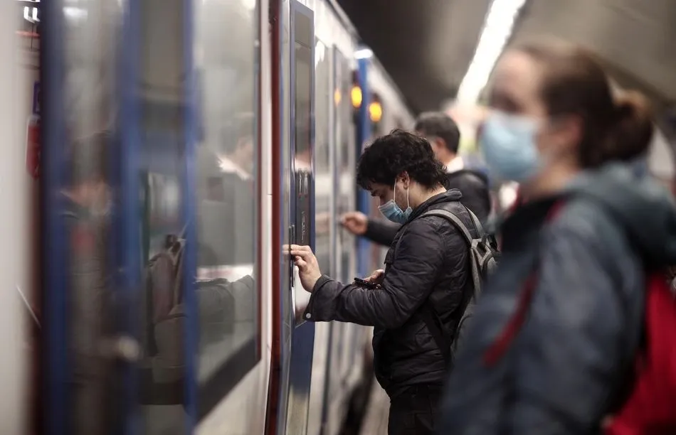 Varios usuarios esperan la apertura de puertas en el metro
