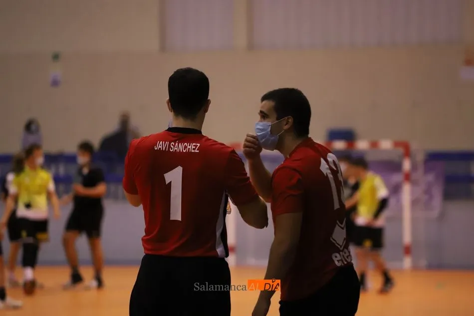 Los porteros del BM Salamanca conversan en medio de un partido