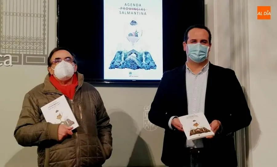 El diputado de cultura, David Mingo, y el escritor Ubaldo Casanova, presentan la Agenda Provincial Salmantina 2021. Foto de Lydia González