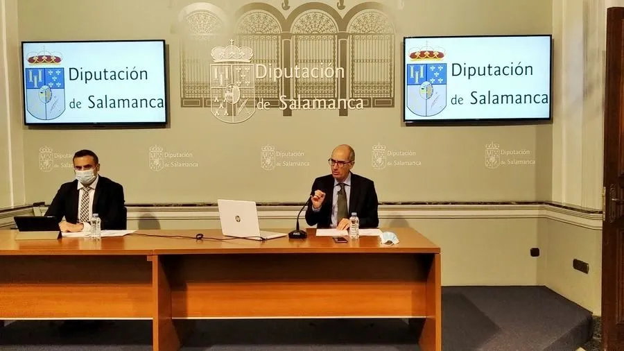 El presidente de la Diputación de Salamanca, Javier Iglesias, acompañado del diputado de Desarrollo Rural, Antonio Agustín Labrador, en la presentación de esta nueva Estrategia de Empleo