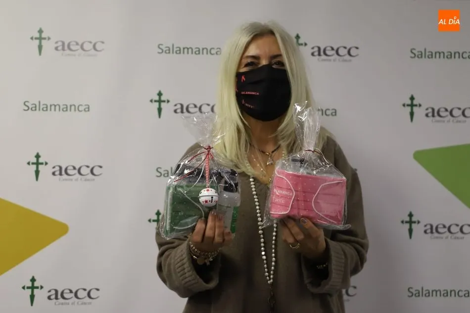 Inmaculada Rodríguez, presidenta de la AECC de Salamanca, con los packs solidarios de Navidad de la asociación | Foto: Lydia González