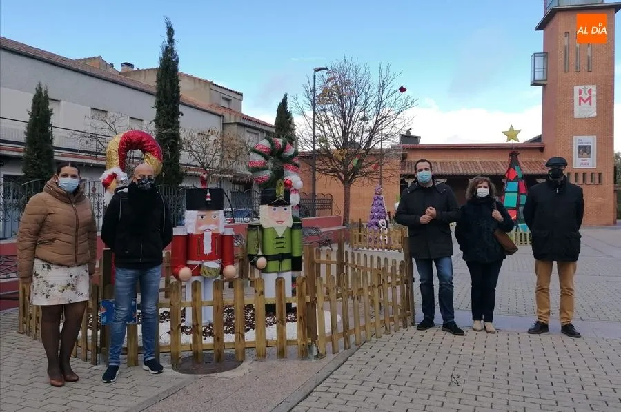 Presentación del nuevo Pequeño Poblado Navideño en la plaza de la Iglesia de Santa Marta de Tormes. Foto de Lydia González