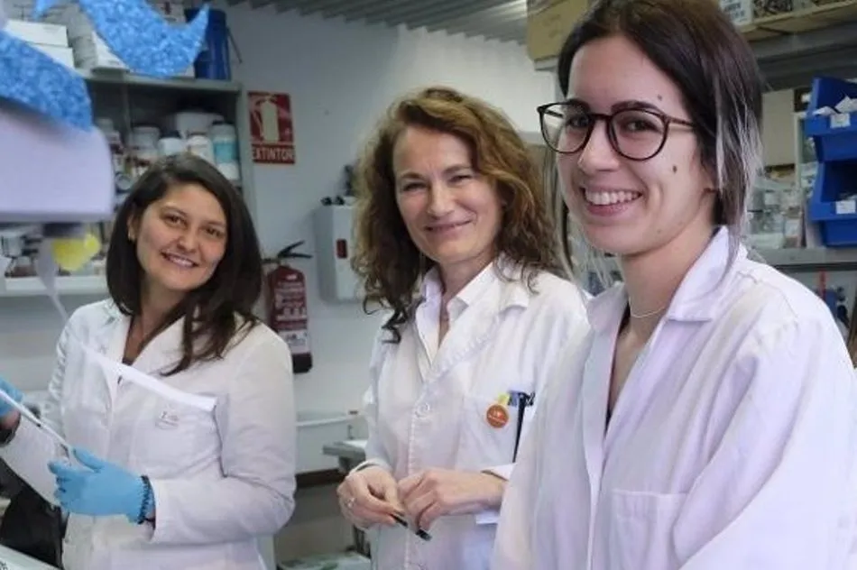 La científica Arantxa Tabernero (centro) junto a investigadoras de los estudios