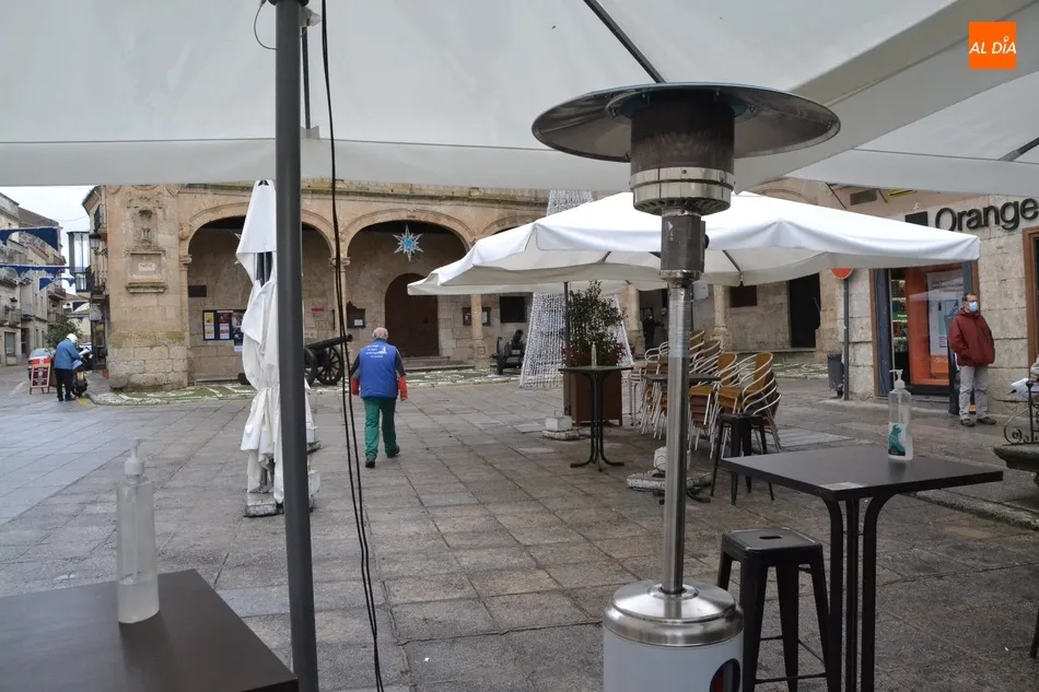 La hostelería reabre sus puertas con el frío como enemigo para las terrazas  