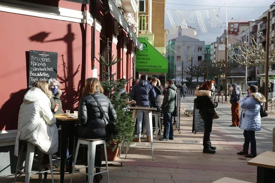 Personas sentadas en una terraza en León, este viernes. Foto: EP