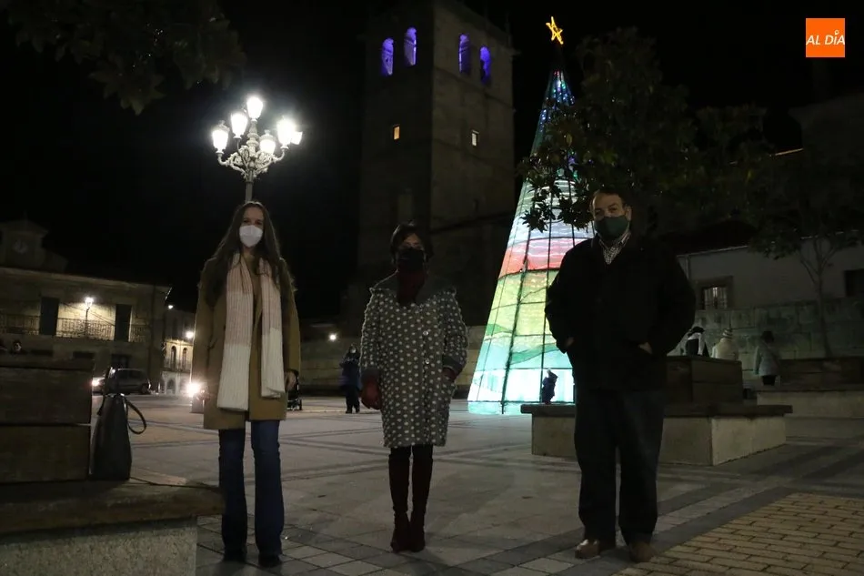Al acto inaugural asistían la alcaldesa de Vitigudino, Luisa de Paz, y los concejales Victoria Rodríguez y Antolín Alonso