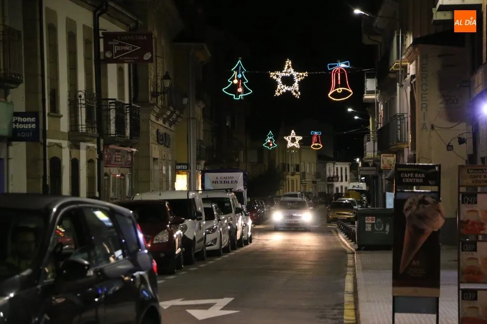 Foto 5 - Vitigudino se viste de Navidad con el encendido de la iluminaci&oacute;n navide&ntilde;a  