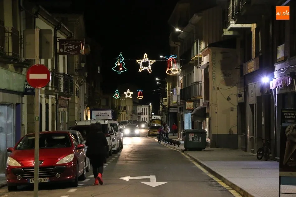 Foto 2 - Vitigudino se viste de Navidad con el encendido de la iluminaci&oacute;n navide&ntilde;a  