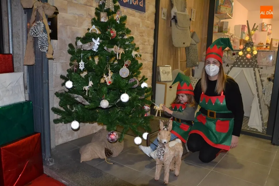 Comerciantes del barrio de San Cristóbal se disfrazan de duendes para dar la bienvenida a la...