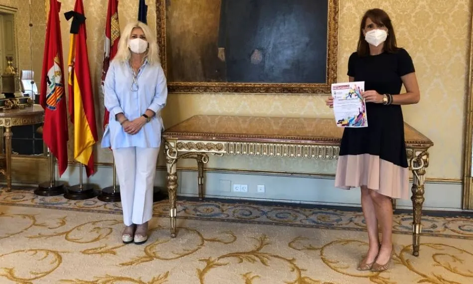 La concejala de Participación Social y Voluntariado, Almudena Parres, a la derecha, junto a  la presidenta de la AECC de Salamanca, Inmaculada Rodríguez - Archivo