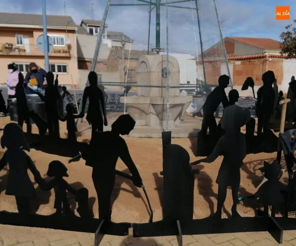 Preparativos del nuevo árbol. | Foto cedida por Basilio Sánchez