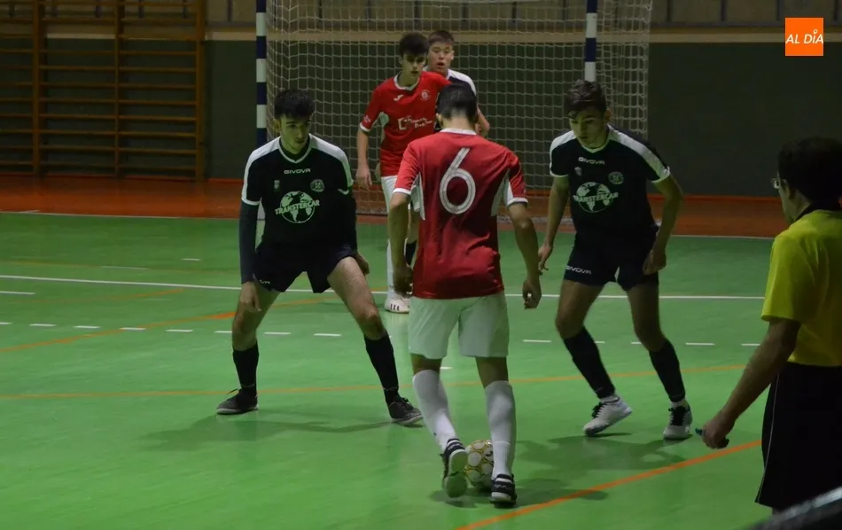 Foto 11 - El III Juvenil cede sus primeros puntos y se tiene que conformar con un empate en una enrevesada...