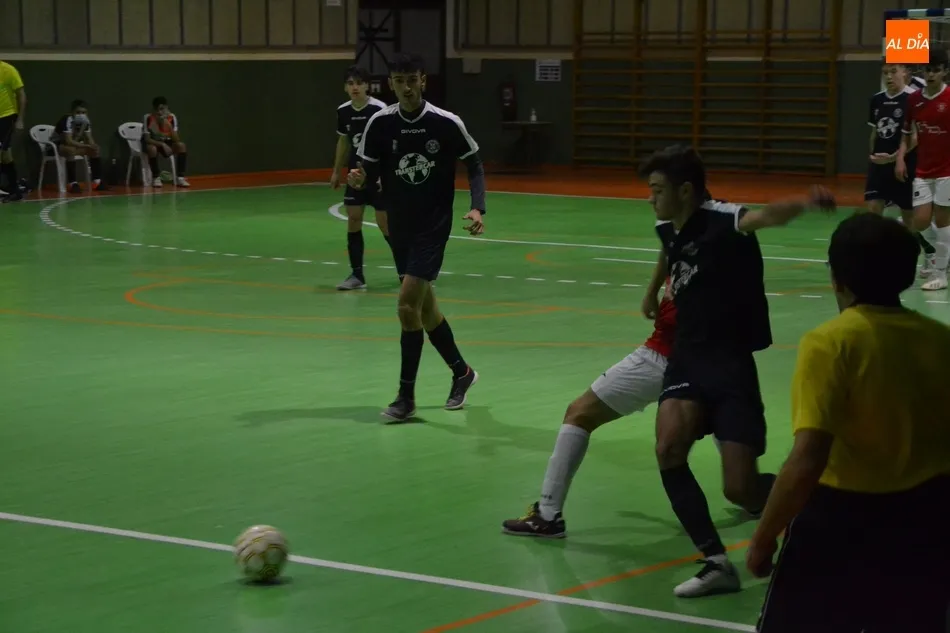 Foto 10 - El III Juvenil cede sus primeros puntos y se tiene que conformar con un empate en una enrevesada...