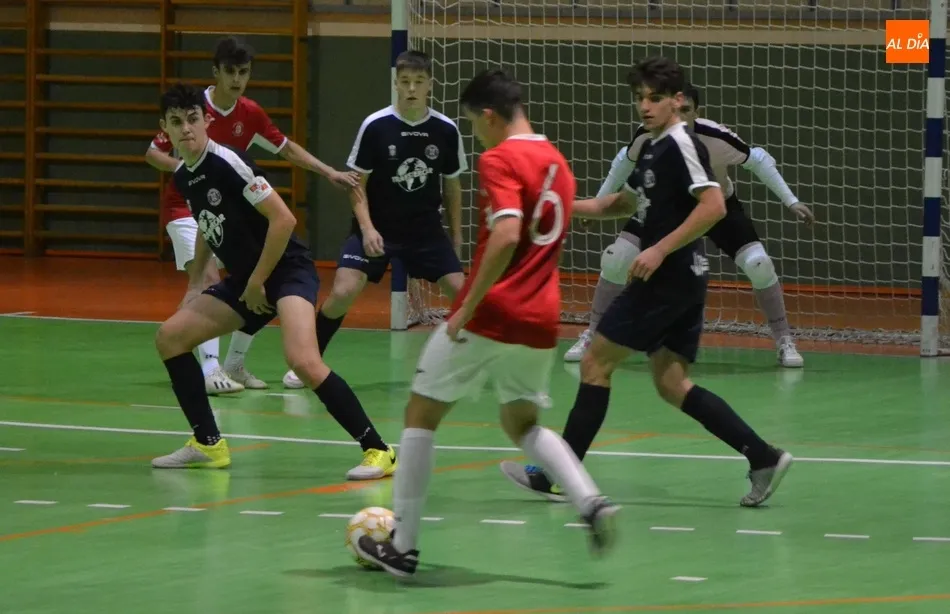 Foto 7 - El III Juvenil cede sus primeros puntos y se tiene que conformar con un empate en una enrevesada...