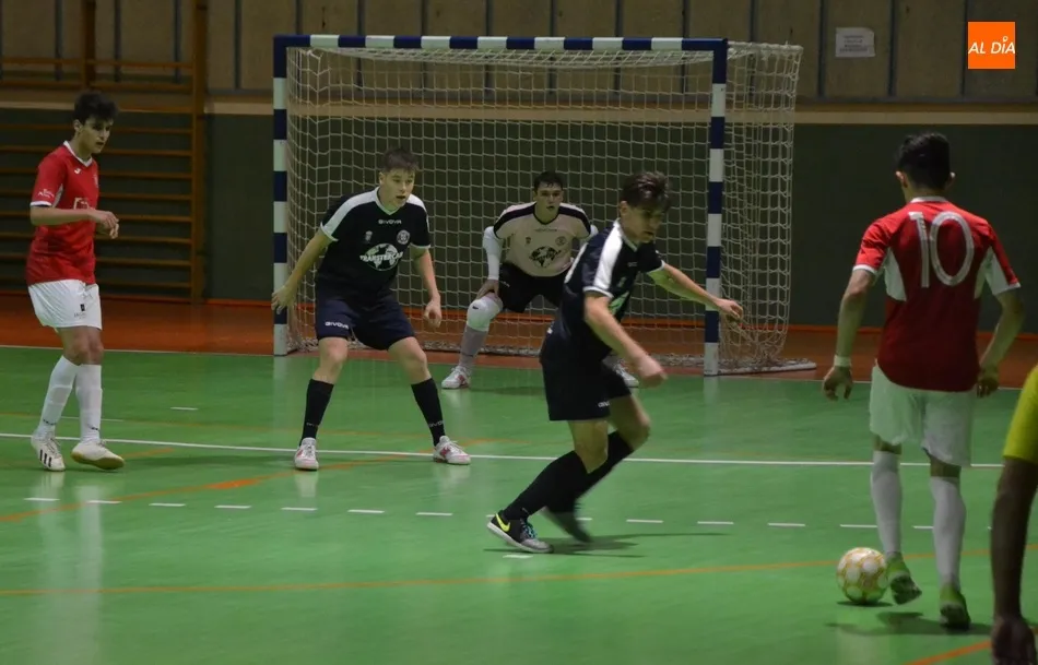 Foto 8 - El III Juvenil cede sus primeros puntos y se tiene que conformar con un empate en una enrevesada...