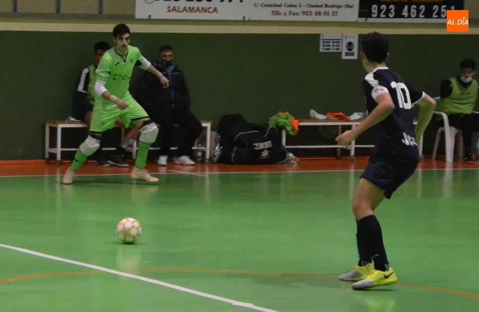 Foto 6 - El III Juvenil cede sus primeros puntos y se tiene que conformar con un empate en una enrevesada...