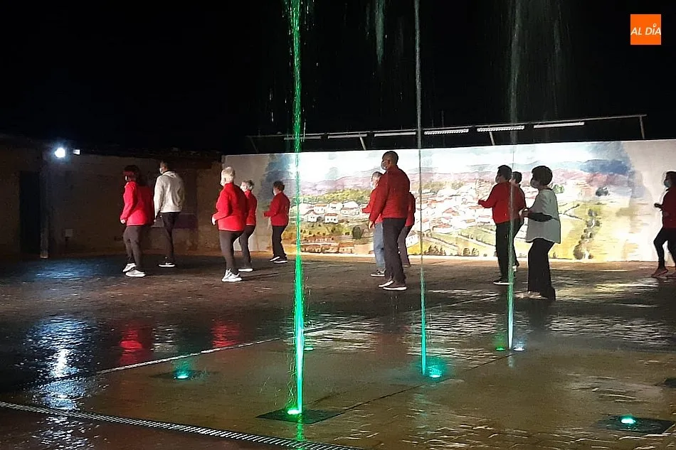 Foto 4 - Los vecinos de La Zarza de Pumareda dan la bienvenida a la Navidad a&nbsp;ritmo de &lsquo;Jerusalema&rsquo;  