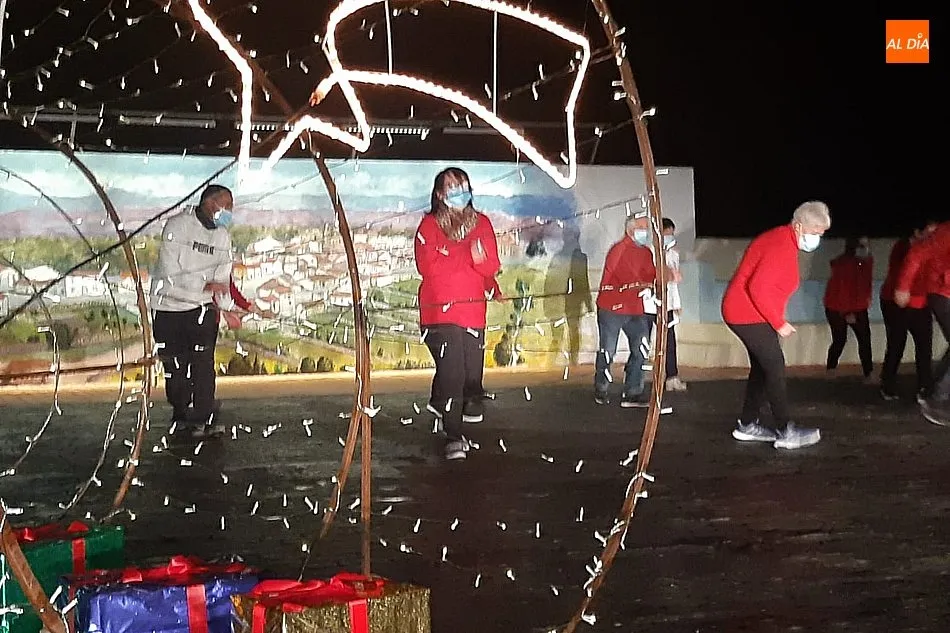Foto 3 - Los vecinos de La Zarza de Pumareda dan la bienvenida a la Navidad a&nbsp;ritmo de &lsquo;Jerusalema&rsquo;  