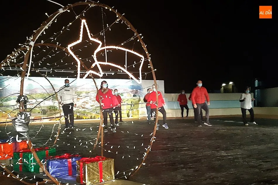 Foto 2 - Los vecinos de La Zarza de Pumareda dan la bienvenida a la Navidad a&nbsp;ritmo de &lsquo;Jerusalema&rsquo;  