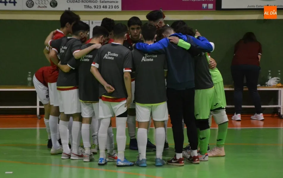 Foto 4 - El III Juvenil cede sus primeros puntos y se tiene que conformar con un empate en una enrevesada...