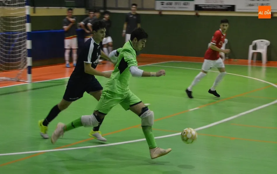 Foto 5 - El III Juvenil cede sus primeros puntos y se tiene que conformar con un empate en una enrevesada...
