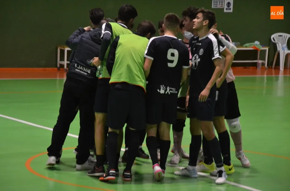 Foto 3 - El III Juvenil cede sus primeros puntos y se tiene que conformar con un empate en una enrevesada...