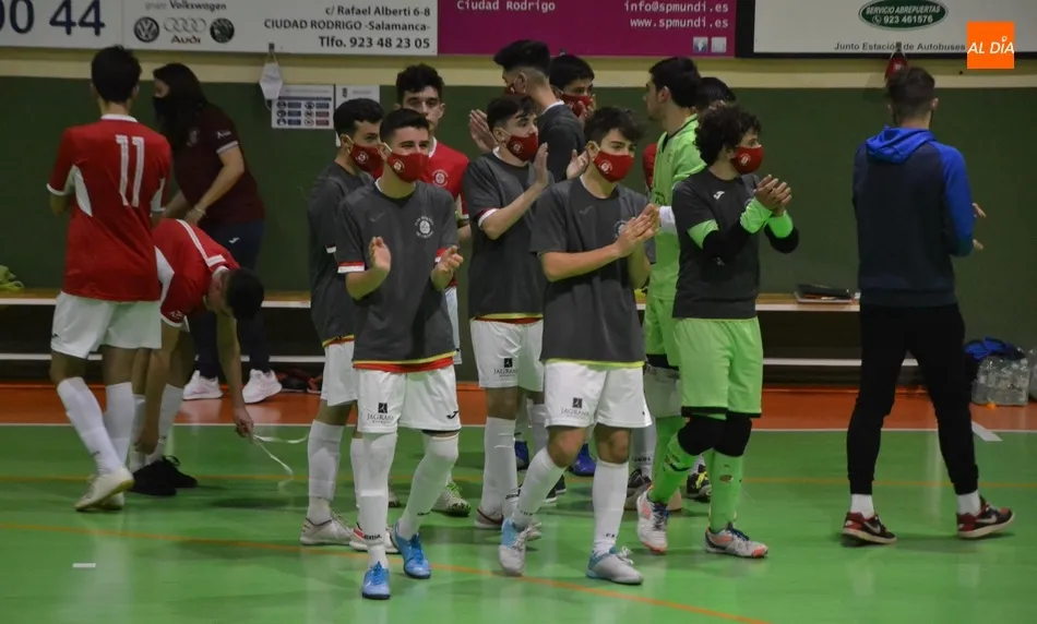 Foto 2 - El III Juvenil cede sus primeros puntos y se tiene que conformar con un empate en una enrevesada...