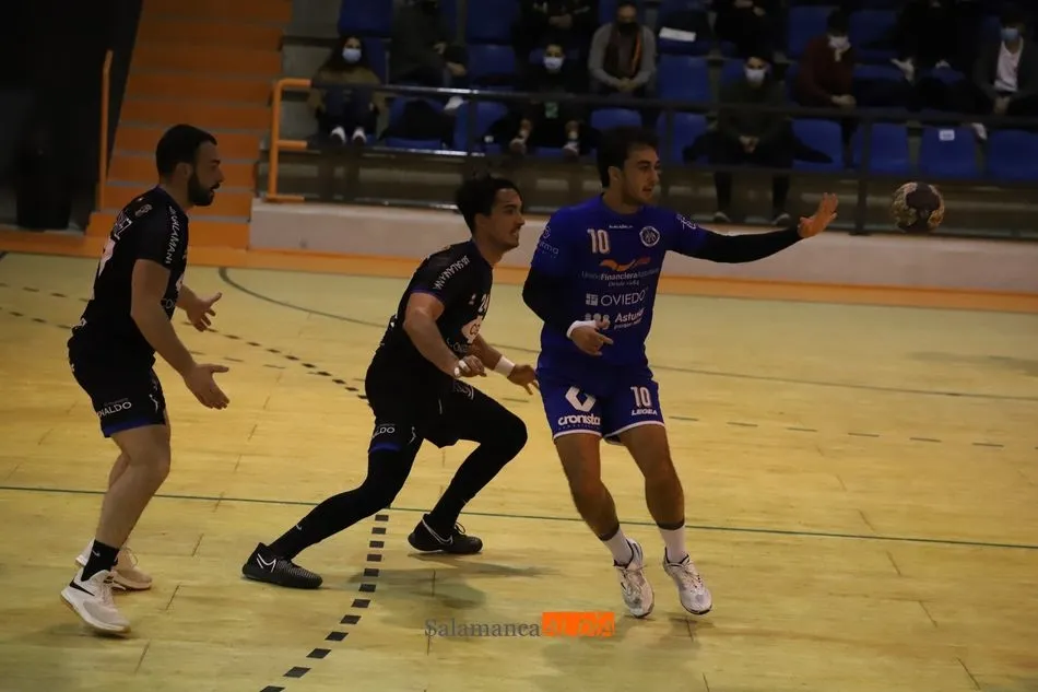 Foto 10 - El BM Salamanca no puede sacar nada positivo de su partido con el Uni&oacute;n Financiera (13-22)