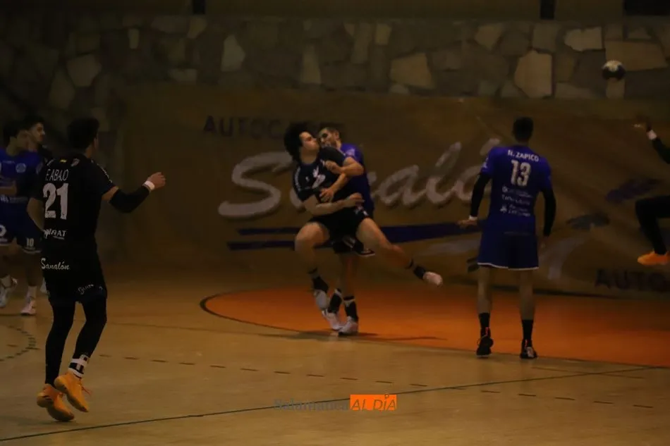 Foto 9 - El BM Salamanca no puede sacar nada positivo de su partido con el Uni&oacute;n Financiera (13-22)