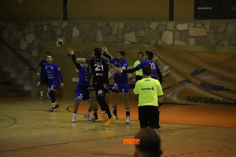 Foto 8 - El BM Salamanca no puede sacar nada positivo de su partido con el Uni&oacute;n Financiera (13-22)