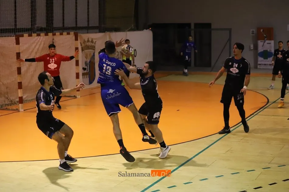 Foto 6 - El BM Salamanca no puede sacar nada positivo de su partido con el Uni&oacute;n Financiera (13-22)