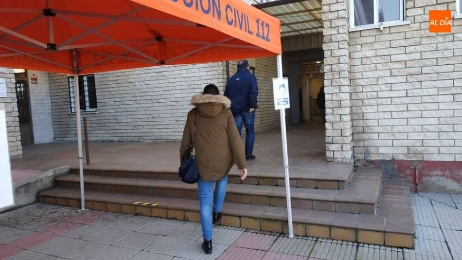 Dos personas acceden al edificio donde se realizaron los tests de antígenos - Archivo