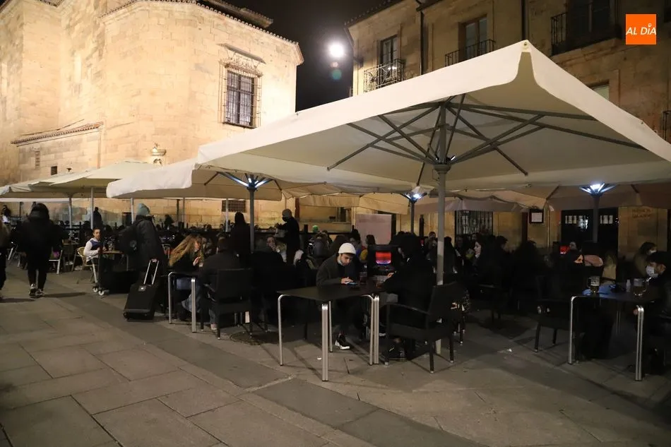 Foto 3 - La reapertura de la hosteler&iacute;a anima a los vecinos a ocupar las terrazas pese al fr&iacute;o