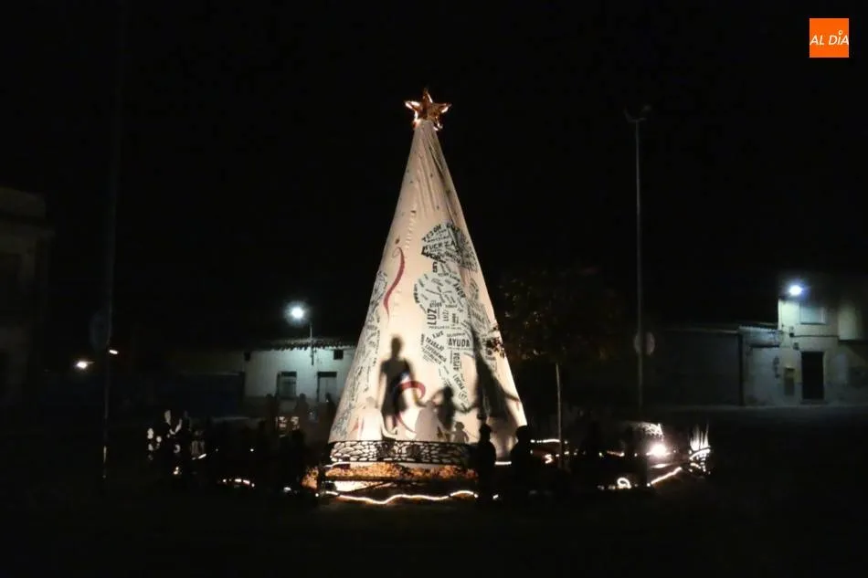Villoruela alumbra un árbol lleno de gratitud hacia quienes luchan contra el coronavirus  