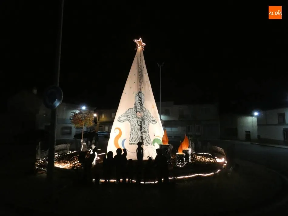 Foto 5 - Villoruela alumbra un &aacute;rbol lleno de gratitud hacia quienes luchan contra el coronavirus  