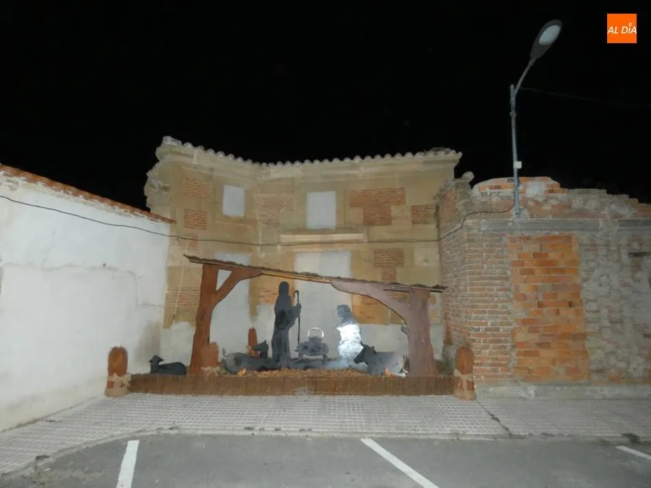 Foto 4 - Villoruela alumbra un &aacute;rbol lleno de gratitud hacia quienes luchan contra el coronavirus  